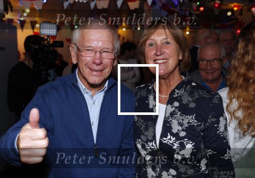 Puttershoek 8 december 2018
Presentatie boek Kees Verkerk. Ard Schenk en zijn vrouw krijgen allebei het eerste boek overhandigd. Henk Gemser met vrouw.