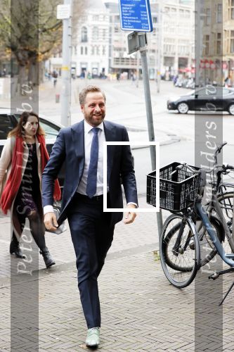 Den Haag 3 december 2018
Minister Hugo de Jonge arriveert bij libelle Nieuwscafe ( in Dudok. Ebru Umar interviewt hem.
