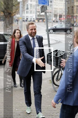 Den Haag 3 december 2018
Minister Hugo de Jonge arriveert bij libelle Nieuwscafe ( in Dudok. Ebru Umar interviewt hem.