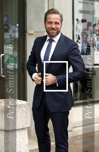 Den Haag 3 december 2018
Minister Hugo de Jonge arriveert bij libelle Nieuwscafe ( in Dudok. Ebru Umar interviewt hem.
