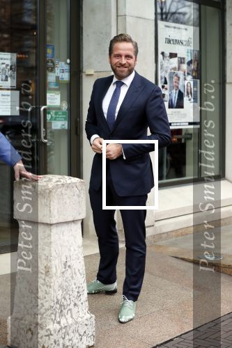 Den Haag 3 december 2018
Minister Hugo de Jonge arriveert bij libelle Nieuwscafe ( in Dudok. Ebru Umar interviewt hem.