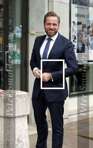 Den Haag 3 december 2018
Minister Hugo de Jonge arriveert bij libelle Nieuwscafe ( in Dudok. Ebru Umar interviewt hem.