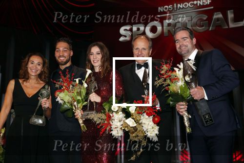 Amsterdam 19 december 2018
Sportman van het jaar verkiezing in afas live. Kjeld Nuis met Sportvrouw van het Jaar 2018 Suzanne Schulting, gehandicapte sporter van het Jaar 2018 Bibian Mentel en de coaches van het Jaar 2018 Jac Orie en Raemon Sluijter De baanwielrenners werden ploeg van het jaar, Marianne Timmer kreeg een ouvre prijs en Rico Verhoeven werd door de Zapp kijkers gekozen tot meest populaire sporter.
