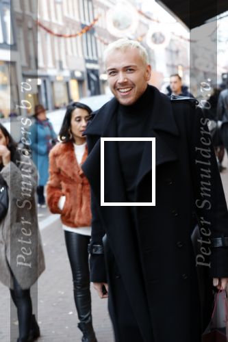 Amsterdam 23 november 2018
Jamai Looman doet boodschappen op de pc hooftstraat.