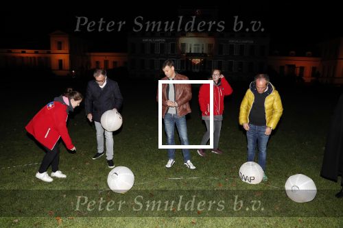 Soestdijk Baarn 6 december 2018
Kick off voor KWF aktie met lampionnen bij paleis Soestdijk . oa Wilfred Genee Coosje Smid Mirella v Markus Jeroen Snel en Andre v d Toorn doen mee.