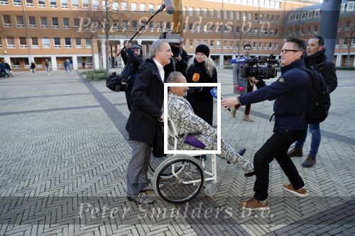 Den Bosch 30 november 2018
Rechtszaak tussen Johan Vlemmix en Patricia Paay. Johan kwam met een look a like pop ( in rolstoel) van zichzelf en Patricia kwam met haar man Robbert Hinfelaar naar de rechtbank in Den Bosch.