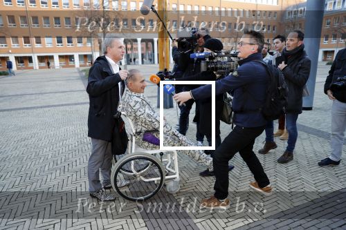 Den Bosch 30 november 2018
Rechtszaak tussen Johan Vlemmix en Patricia Paay. Johan kwam met een look a like pop ( in rolstoel) van zichzelf en Patricia kwam met haar man Robbert Hinfelaar naar de rechtbank in Den Bosch.