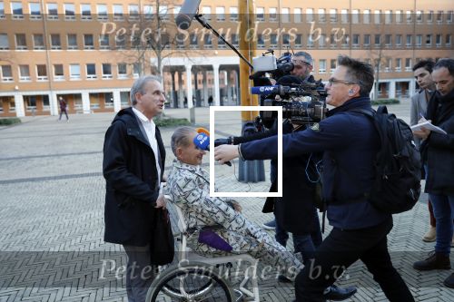 Den Bosch 30 november 2018
Rechtszaak tussen Johan Vlemmix en Patricia Paay. Johan kwam met een look a like pop ( in rolstoel) van zichzelf en Patricia kwam met haar man Robbert Hinfelaar naar de rechtbank in Den Bosch.