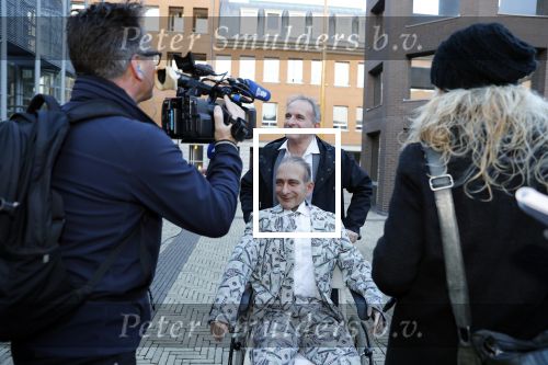 Den Bosch 30 november 2018
Rechtszaak tussen Johan Vlemmix en Patricia Paay. Johan kwam met een look a like pop ( in rolstoel) van zichzelf en Patricia kwam met haar man Robbert Hinfelaar naar de rechtbank in Den Bosch.