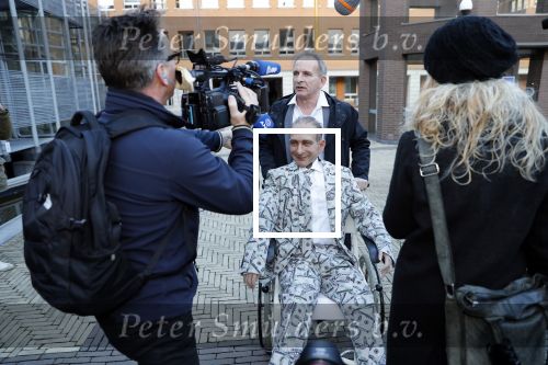 Den Bosch 30 november 2018
Rechtszaak tussen Johan Vlemmix en Patricia Paay. Johan kwam met een look a like pop ( in rolstoel) van zichzelf en Patricia kwam met haar man Robbert Hinfelaar naar de rechtbank in Den Bosch.