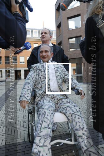 Den Bosch 30 november 2018
Rechtszaak tussen Johan Vlemmix en Patricia Paay. Johan kwam met een look a like pop ( in rolstoel) van zichzelf en Patricia kwam met haar man Robbert Hinfelaar naar de rechtbank in Den Bosch.