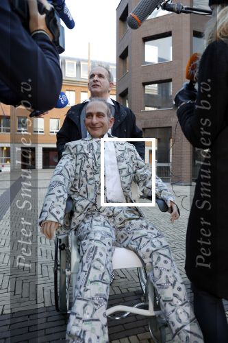 Den Bosch 30 november 2018
Rechtszaak tussen Johan Vlemmix en Patricia Paay. Johan kwam met een look a like pop ( in rolstoel) van zichzelf en Patricia kwam met haar man Robbert Hinfelaar naar de rechtbank in Den Bosch.