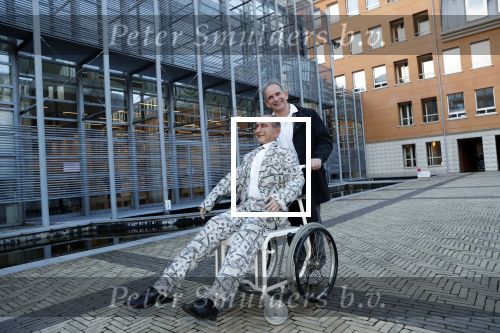 Den Bosch 30 november 2018
Rechtszaak tussen Johan Vlemmix en Patricia Paay. Johan kwam met een look a like pop ( in rolstoel) van zichzelf en Patricia kwam met haar man Robbert Hinfelaar naar de rechtbank in Den Bosch.