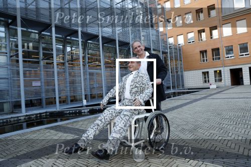 Den Bosch 30 november 2018
Rechtszaak tussen Johan Vlemmix en Patricia Paay. Johan kwam met een look a like pop ( in rolstoel) van zichzelf en Patricia kwam met haar man Robbert Hinfelaar naar de rechtbank in Den Bosch.