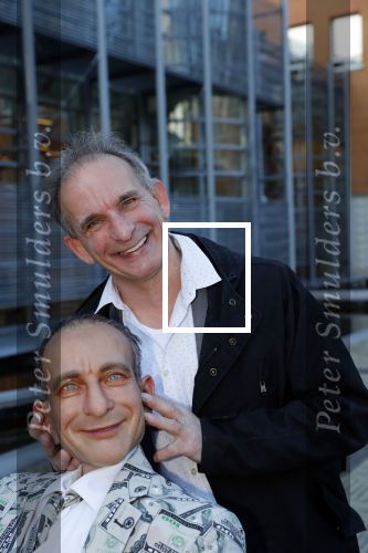 Den Bosch 30 november 2018
Rechtszaak tussen Johan Vlemmix en Patricia Paay. Johan kwam met een look a like pop ( in rolstoel) van zichzelf en Patricia kwam met haar man Robbert Hinfelaar naar de rechtbank in Den Bosch.