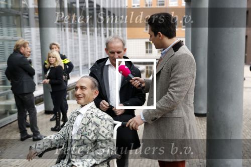 Den Bosch 30 november 2018
Rechtszaak tussen Johan Vlemmix en Patricia Paay. Johan kwam met een look a like pop ( in rolstoel) van zichzelf en Patricia kwam met haar man Robbert Hinfelaar naar de rechtbank in Den Bosch.