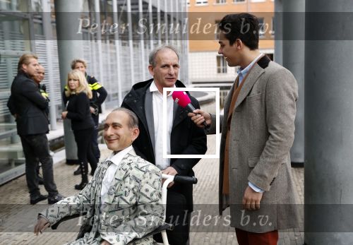 Den Bosch 30 november 2018
Rechtszaak tussen Johan Vlemmix en Patricia Paay. Johan kwam met een look a like pop ( in rolstoel) van zichzelf en Patricia kwam met haar man Robbert Hinfelaar naar de rechtbank in Den Bosch.