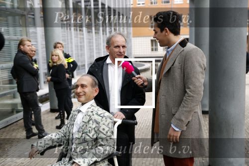 Den Bosch 30 november 2018
Rechtszaak tussen Johan Vlemmix en Patricia Paay. Johan kwam met een look a like pop ( in rolstoel) van zichzelf en Patricia kwam met haar man Robbert Hinfelaar naar de rechtbank in Den Bosch.