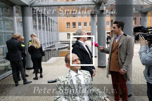 Den Bosch 30 november 2018
Rechtszaak tussen Johan Vlemmix en Patricia Paay. Johan kwam met een look a like pop ( in rolstoel) van zichzelf en Patricia kwam met haar man Robbert Hinfelaar naar de rechtbank in Den Bosch.