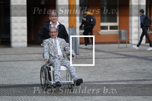 Den Bosch 30 november 2018
Rechtszaak tussen Johan Vlemmix en Patricia Paay. Johan kwam met een look a like pop ( in rolstoel) van zichzelf en Patricia kwam met haar man Robbert Hinfelaar naar de rechtbank in Den Bosch.