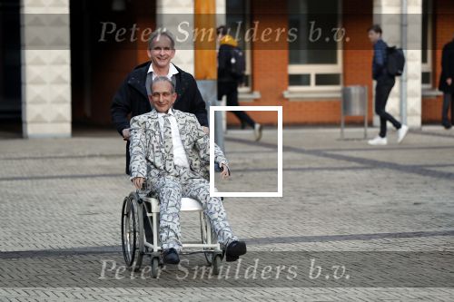 Den Bosch 30 november 2018
Rechtszaak tussen Johan Vlemmix en Patricia Paay. Johan kwam met een look a like pop ( in rolstoel) van zichzelf en Patricia kwam met haar man Robbert Hinfelaar naar de rechtbank in Den Bosch.