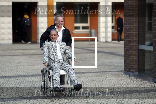 Den Bosch 30 november 2018
Rechtszaak tussen Johan Vlemmix en Patricia Paay. Johan kwam met een look a like pop ( in rolstoel) van zichzelf en Patricia kwam met haar man Robbert Hinfelaar naar de rechtbank in Den Bosch.