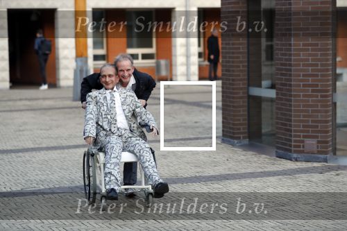 Den Bosch 30 november 2018
Rechtszaak tussen Johan Vlemmix en Patricia Paay. Johan kwam met een look a like pop ( in rolstoel) van zichzelf en Patricia kwam met haar man Robbert Hinfelaar naar de rechtbank in Den Bosch.