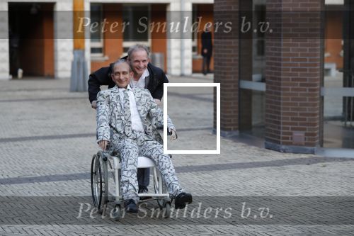 Den Bosch 30 november 2018
Rechtszaak tussen Johan Vlemmix en Patricia Paay. Johan kwam met een look a like pop ( in rolstoel) van zichzelf en Patricia kwam met haar man Robbert Hinfelaar naar de rechtbank in Den Bosch.