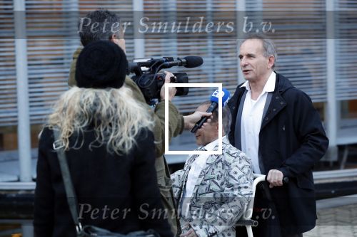 Den Bosch 30 november 2018
Rechtszaak tussen Johan Vlemmix en Patricia Paay. Johan kwam met een look a like pop ( in rolstoel) van zichzelf en Patricia kwam met haar man Robbert Hinfelaar naar de rechtbank in Den Bosch.
