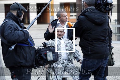 Den Bosch 30 november 2018
Rechtszaak tussen Johan Vlemmix en Patricia Paay. Johan kwam met een look a like pop ( in rolstoel) van zichzelf en Patricia kwam met haar man Robbert Hinfelaar naar de rechtbank in Den Bosch.