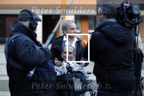 Den Bosch 30 november 2018
Rechtszaak tussen Johan Vlemmix en Patricia Paay. Johan kwam met een look a like pop ( in rolstoel) van zichzelf en Patricia kwam met haar man Robbert Hinfelaar naar de rechtbank in Den Bosch.