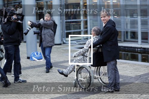 Den Bosch 30 november 2018
Rechtszaak tussen Johan Vlemmix en Patricia Paay. Johan kwam met een look a like pop ( in rolstoel) van zichzelf en Patricia kwam met haar man Robbert Hinfelaar naar de rechtbank in Den Bosch.
