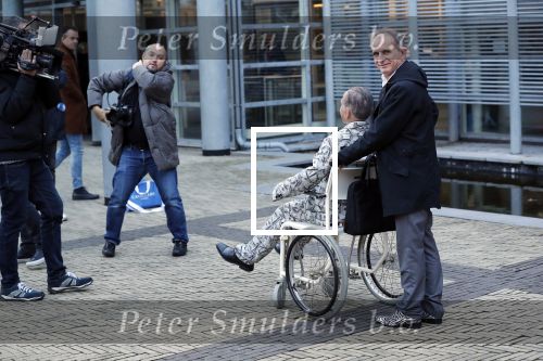 Den Bosch 30 november 2018
Rechtszaak tussen Johan Vlemmix en Patricia Paay. Johan kwam met een look a like pop ( in rolstoel) van zichzelf en Patricia kwam met haar man Robbert Hinfelaar naar de rechtbank in Den Bosch.