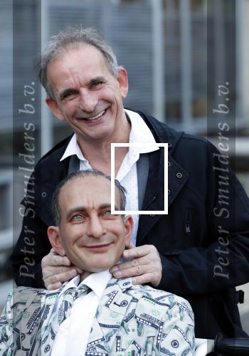 Den Bosch 30 november 2018
Rechtszaak tussen Johan Vlemmix en Patricia Paay. Johan kwam met een look a like pop ( in rolstoel) van zichzelf en Patricia kwam met haar man Robbert Hinfelaar naar de rechtbank in Den Bosch.