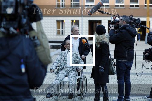 Den Bosch 30 november 2018
Rechtszaak tussen Johan Vlemmix en Patricia Paay. Johan kwam met een look a like pop ( in rolstoel) van zichzelf en Patricia kwam met haar man Robbert Hinfelaar naar de rechtbank in Den Bosch.