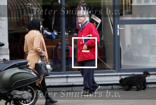 Amsterdam 17 december 2018
John v d Rest laat zijn hond uit.