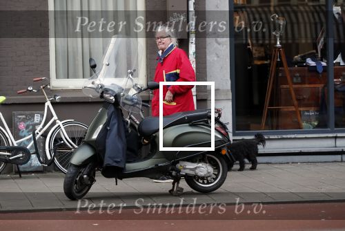 Amsterdam 17 december 2018
John v d Rest laat zijn hond uit.