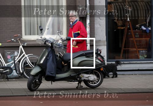 Amsterdam 17 december 2018
John v d Rest laat zijn hond uit.