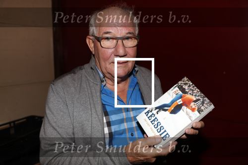 Puttershoek 8 december 2018
Presentatie boek Kees Verkerk. Ard Schenk en zijn vrouw krijgen allebei het eerste boek overhandigd.