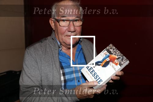 Puttershoek 8 december 2018
Presentatie boek Kees Verkerk. Ard Schenk en zijn vrouw krijgen allebei het eerste boek overhandigd.