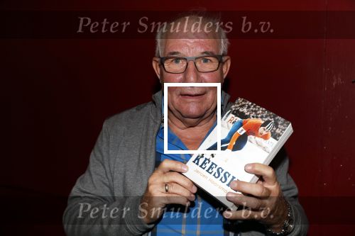 Puttershoek 8 december 2018
Presentatie boek Kees Verkerk. Ard Schenk en zijn vrouw krijgen allebei het eerste boek overhandigd.