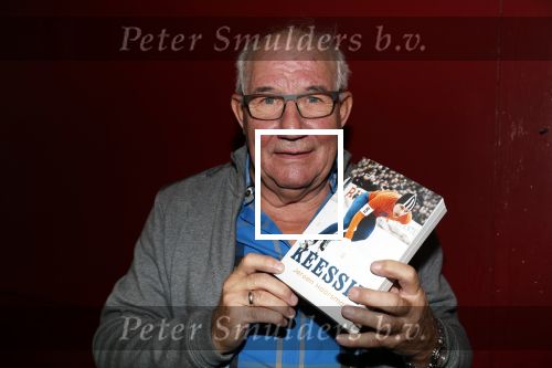 Puttershoek 8 december 2018
Presentatie boek Kees Verkerk. Ard Schenk en zijn vrouw krijgen allebei het eerste boek overhandigd.