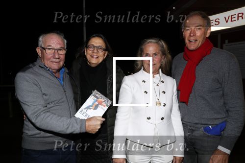 Puttershoek 8 december 2018
Presentatie boek Kees Verkerk. Ard Schenk en zijn vrouw krijgen allebei het eerste boek overhandigd.