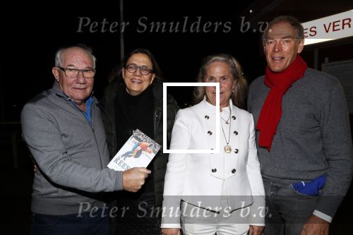 Puttershoek 8 december 2018
Presentatie boek Kees Verkerk. Ard Schenk en zijn vrouw krijgen allebei het eerste boek overhandigd.