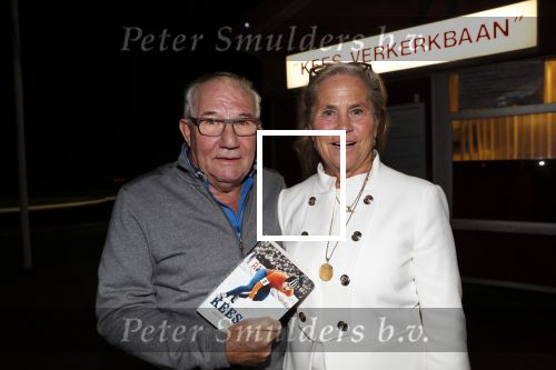 Puttershoek 8 december 2018
Presentatie boek Kees Verkerk. Ard Schenk en zijn vrouw krijgen allebei het eerste boek overhandigd.