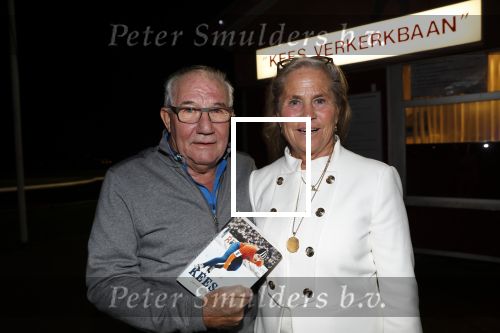 Puttershoek 8 december 2018
Presentatie boek Kees Verkerk. Ard Schenk en zijn vrouw krijgen allebei het eerste boek overhandigd.