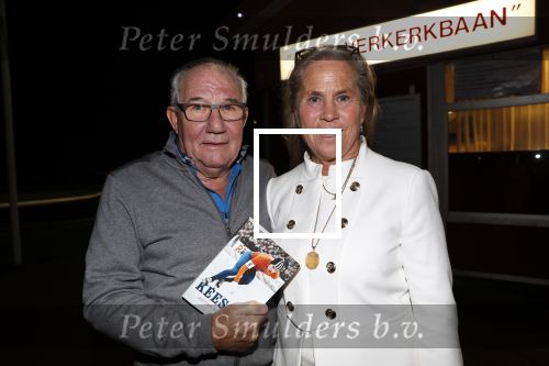 Puttershoek 8 december 2018
Presentatie boek Kees Verkerk. Ard Schenk en zijn vrouw krijgen allebei het eerste boek overhandigd.
