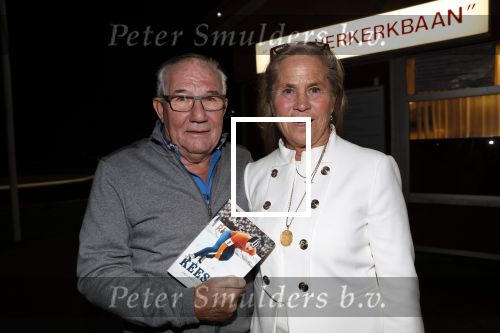 Puttershoek 8 december 2018
Presentatie boek Kees Verkerk. Ard Schenk en zijn vrouw krijgen allebei het eerste boek overhandigd.