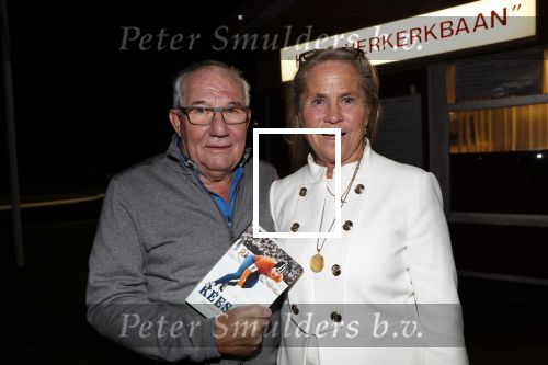 Puttershoek 8 december 2018
Presentatie boek Kees Verkerk. Ard Schenk en zijn vrouw krijgen allebei het eerste boek overhandigd.