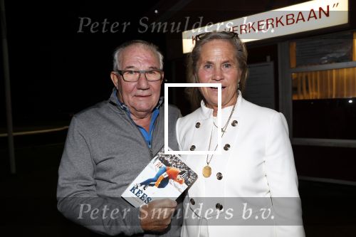 Puttershoek 8 december 2018
Presentatie boek Kees Verkerk. Ard Schenk en zijn vrouw krijgen allebei het eerste boek overhandigd.